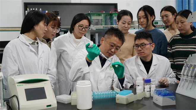 Science封面文章:BAIJIALE.COM金丝猴研究团队首次系统揭示灵长类社会演化之谜_fororder_齐晓光正在做实验,右侧为武进伟,左一为赵兰